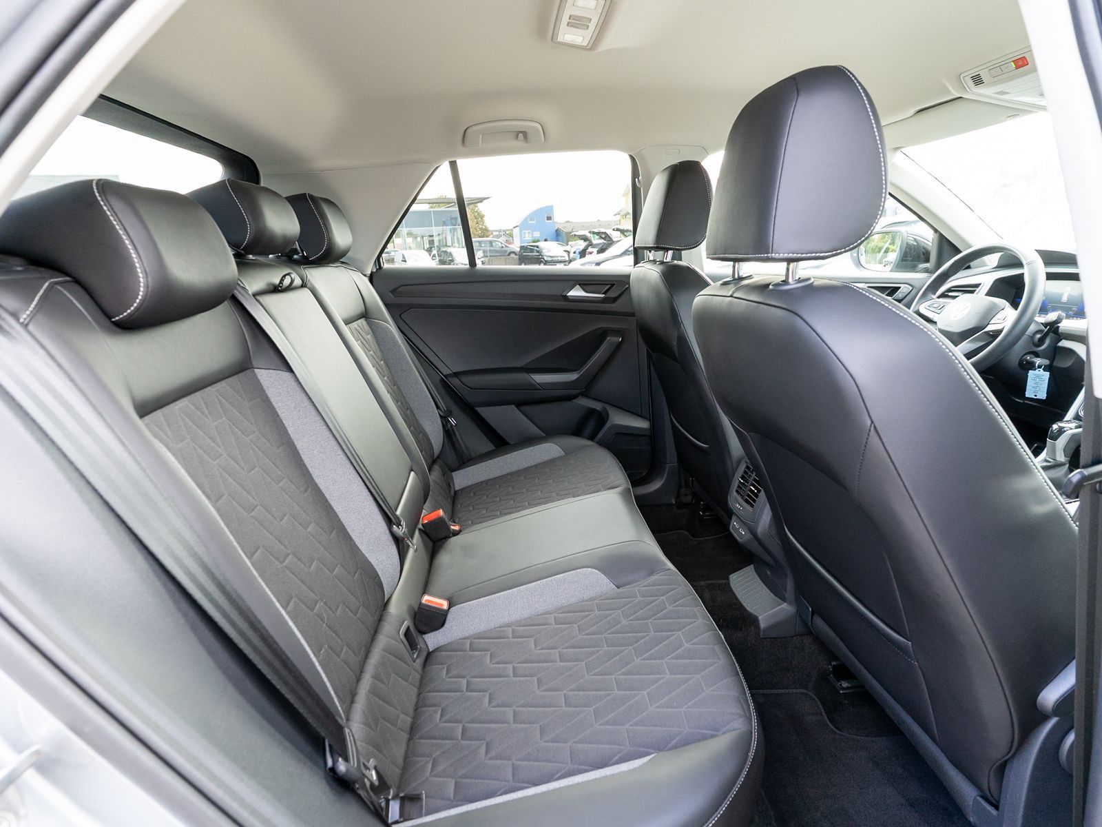 Fahrzeugabbildung Volkswagen T-Roc Goal 2.0 TDI DSG LED NAVI AHK RFK ACC SHZ