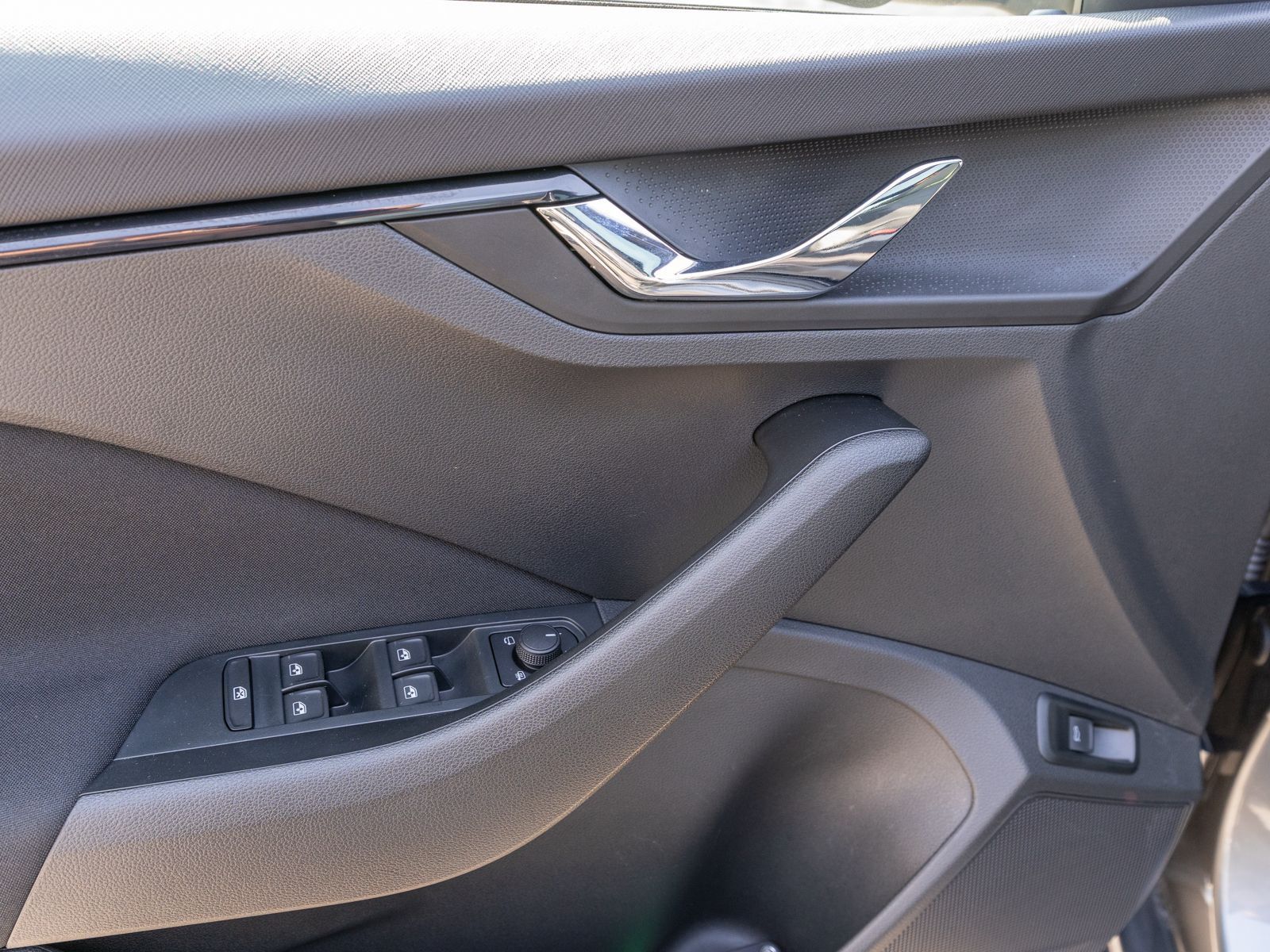 Fahrzeugabbildung SKODA Kamiq Selection 1.5TSI DSG LED NAVI PANO RFK ACC