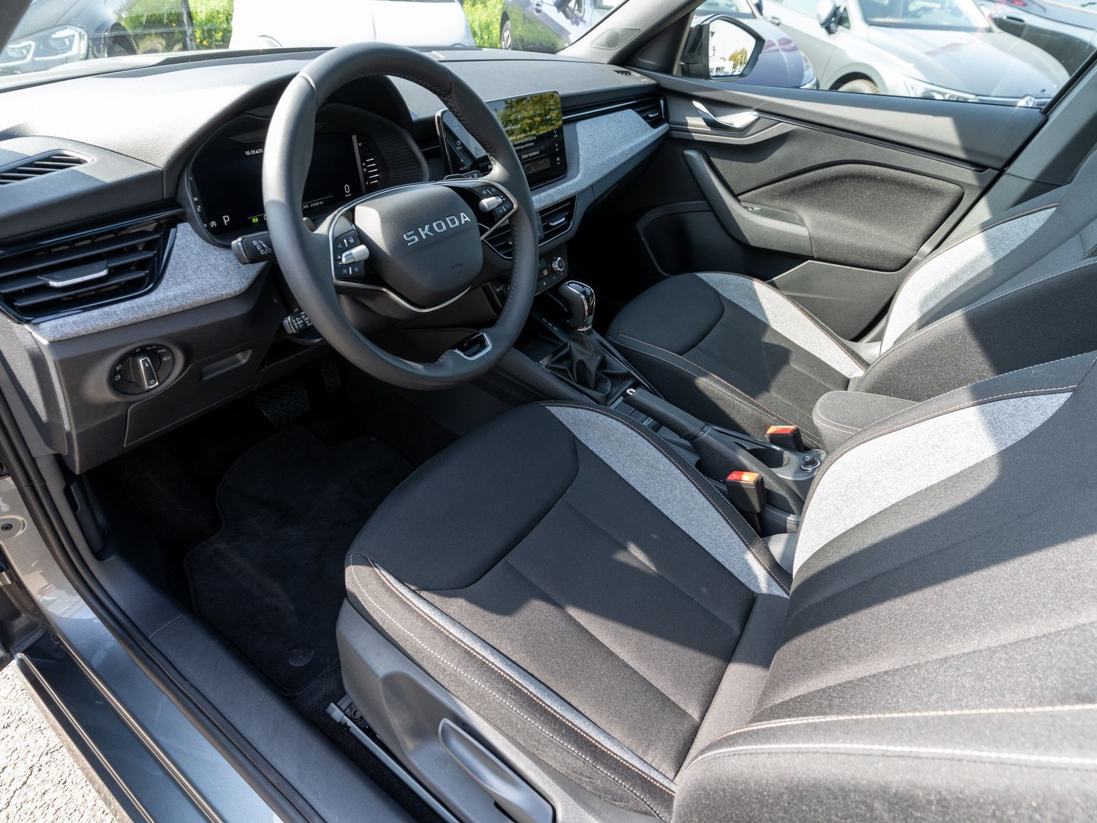 Fahrzeugabbildung SKODA Kamiq Selection 1.5TSI DSG LED NAVI PANO RFK ACC