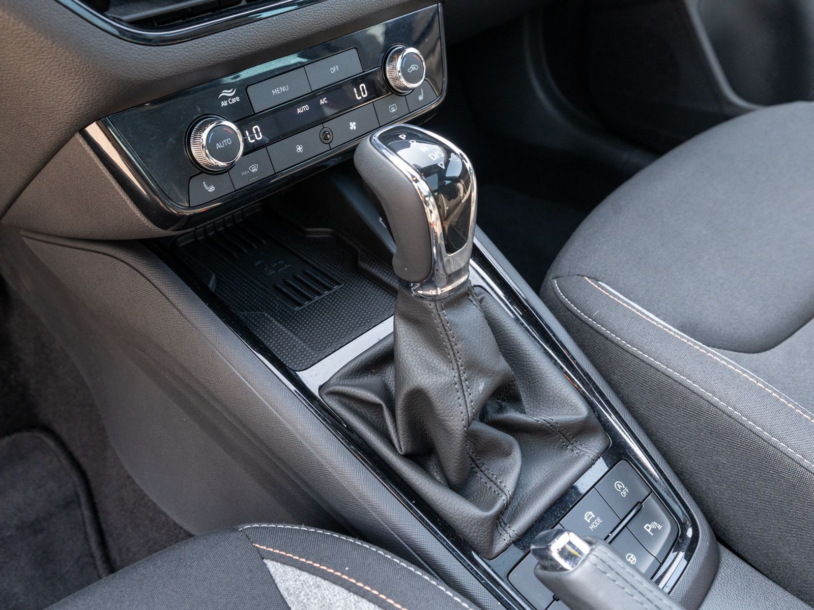 Fahrzeugabbildung SKODA Kamiq Selection 1.5TSI DSG LED NAVI PANO RFK ACC