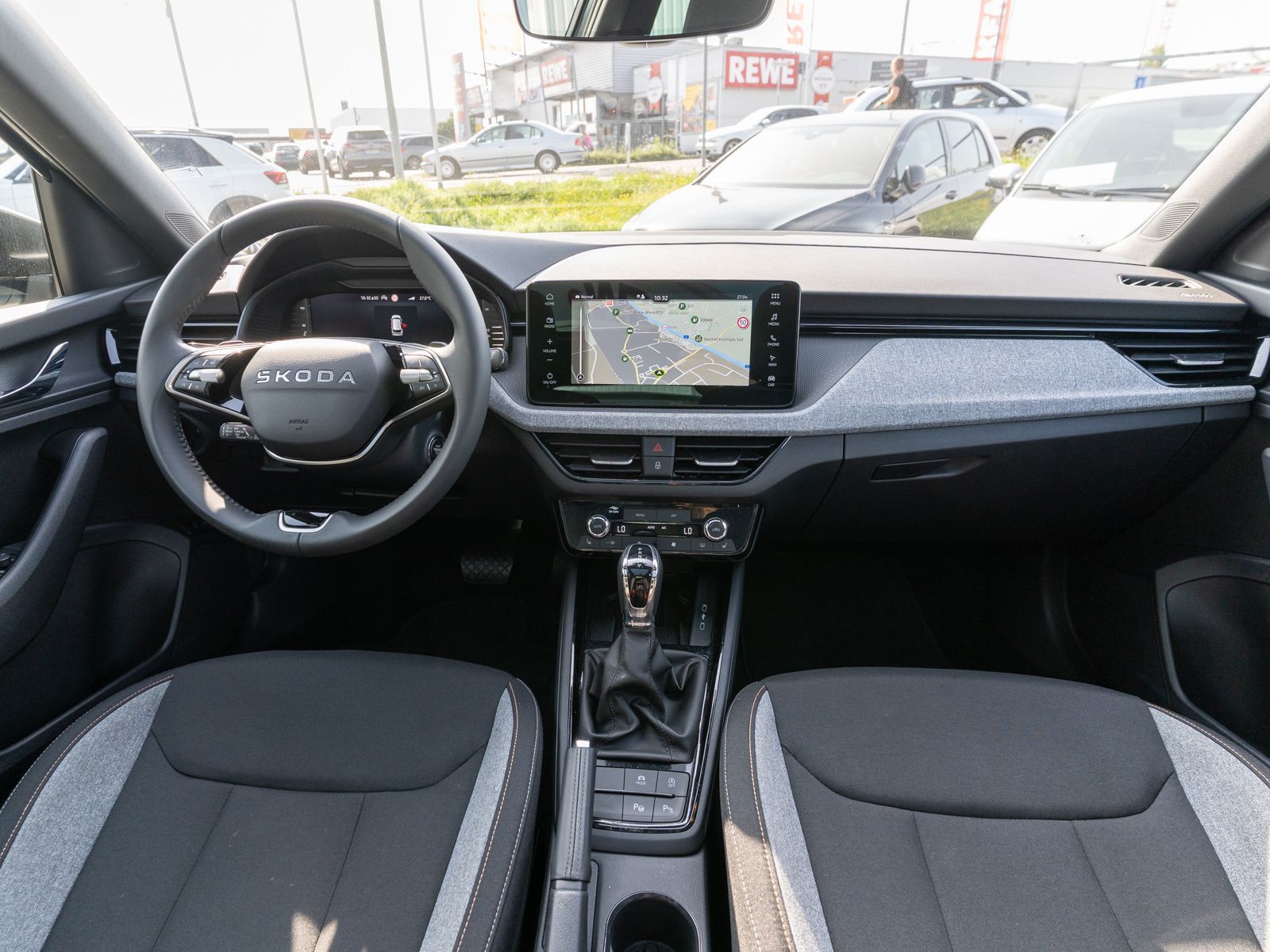 Fahrzeugabbildung SKODA Kamiq Selection 1.5TSI DSG LED NAVI PANO RFK ACC