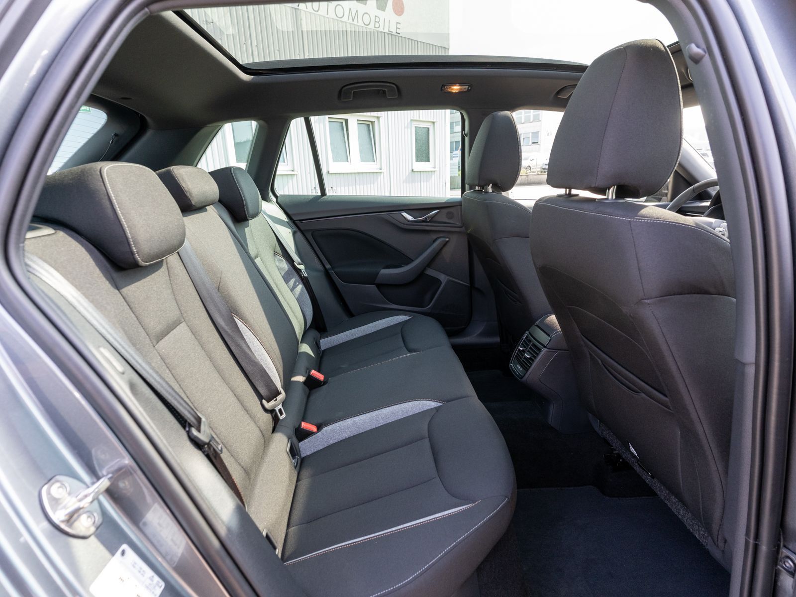 Fahrzeugabbildung SKODA Kamiq Selection 1.5TSI DSG LED NAVI PANO RFK ACC
