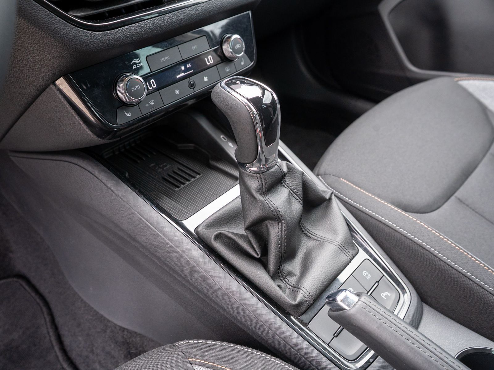 Fahrzeugabbildung SKODA Kamiq Selection 1.5 TSI DSG LED NAVI ACC RFK SHZ