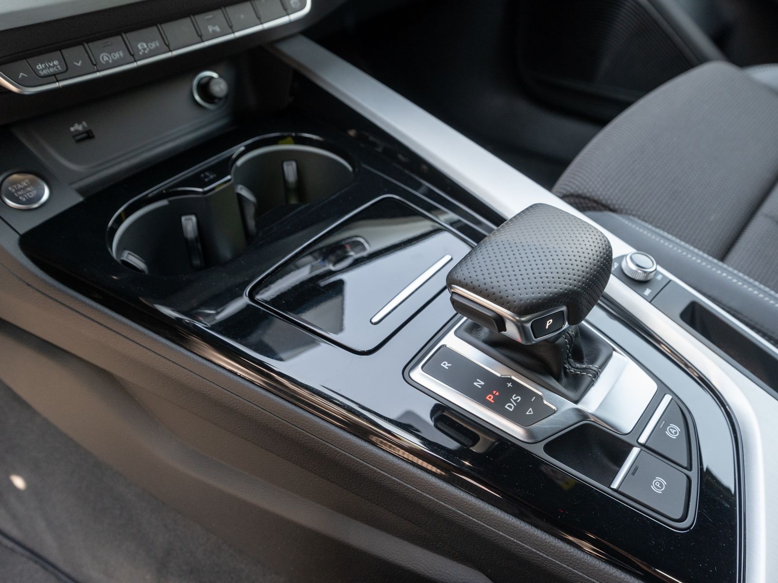 Fahrzeugabbildung Audi A4 Avant S line 40TFSI quattro Navi Matrix B&O
