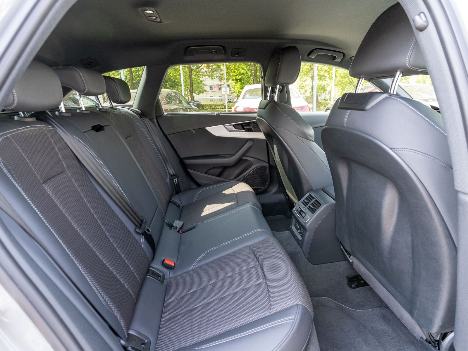 Fahrzeugabbildung Audi A4 Avant S line 40TFSI quattro Navi Matrix B&O