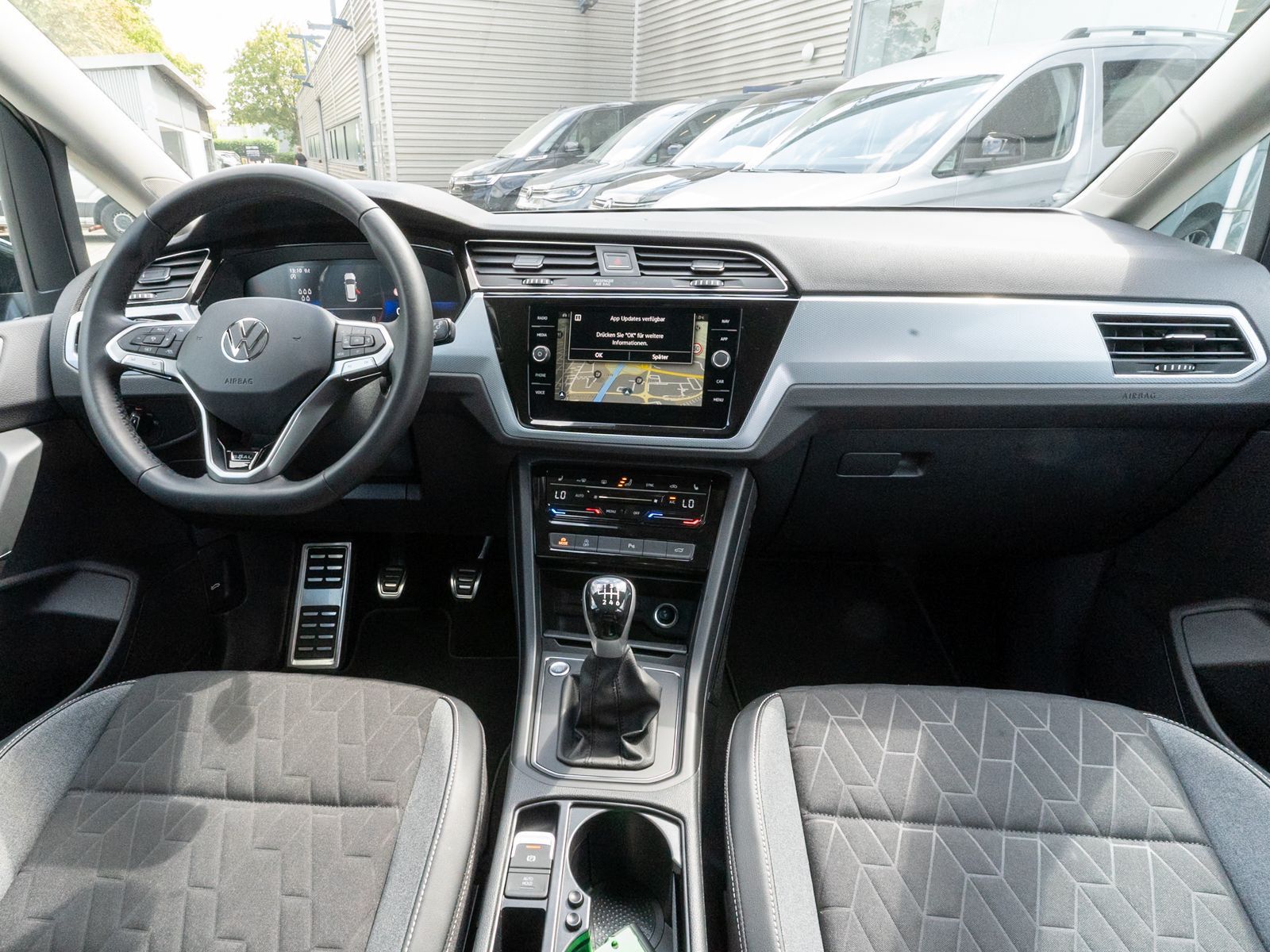 Fahrzeugabbildung Volkswagen Touran Goal 1.5TSI LED Navi RFK ACC SHZ 7-Sitzer