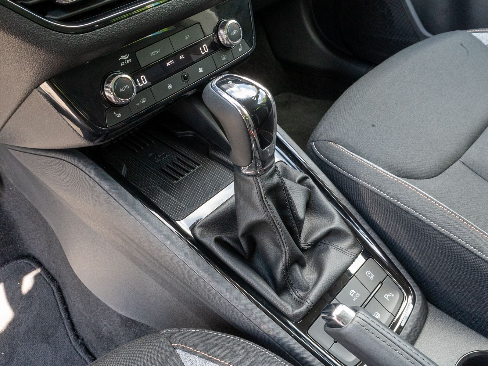Fahrzeugabbildung SKODA Kamiq Selection 1.5 TSI DSG LED Navi RFK ACC AHK