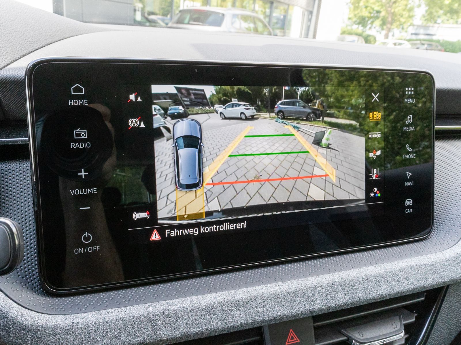 Fahrzeugabbildung SKODA Kamiq Selection 1.5 TSI DSG LED Navi RFK ACC AHK