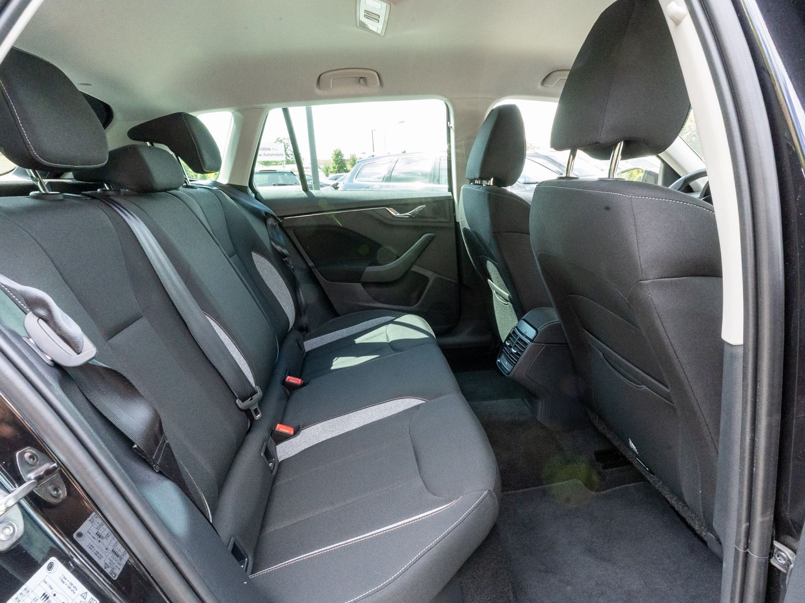 Fahrzeugabbildung SKODA Kamiq Selection 1.5 TSI DSG LED Navi RFK ACC AHK