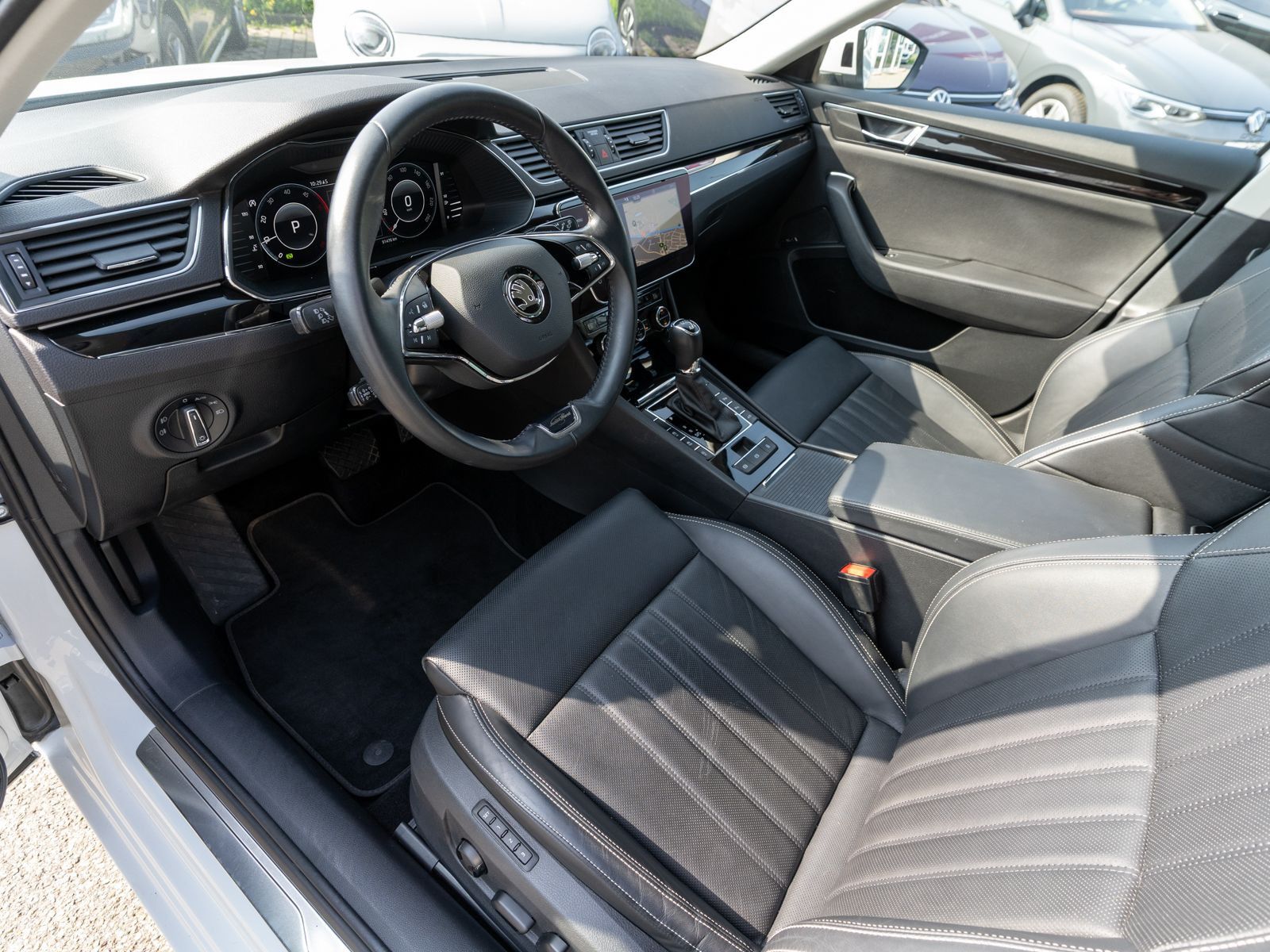 Fahrzeugabbildung SKODA Superb Combi L&K 4x4 2.0TDI DSG LED Navi RFK AHK