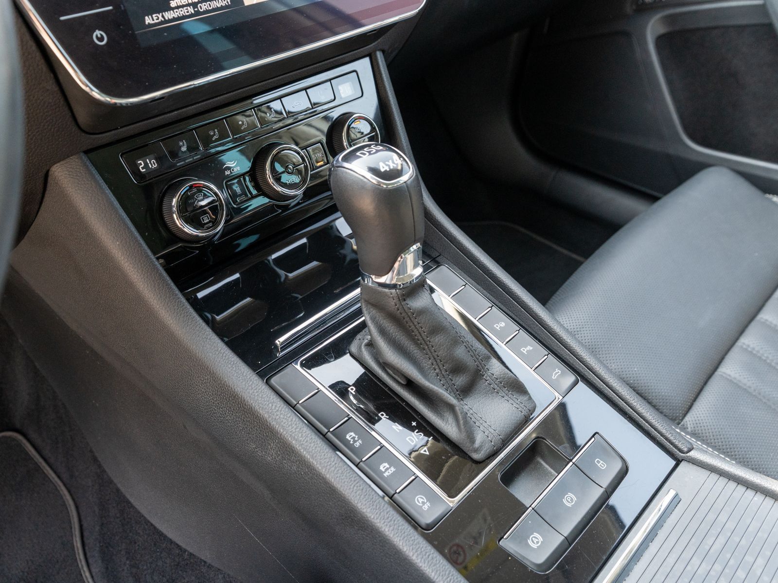 Fahrzeugabbildung SKODA Superb Combi L&K 4x4 2.0TDI DSG LED Navi RFK AHK