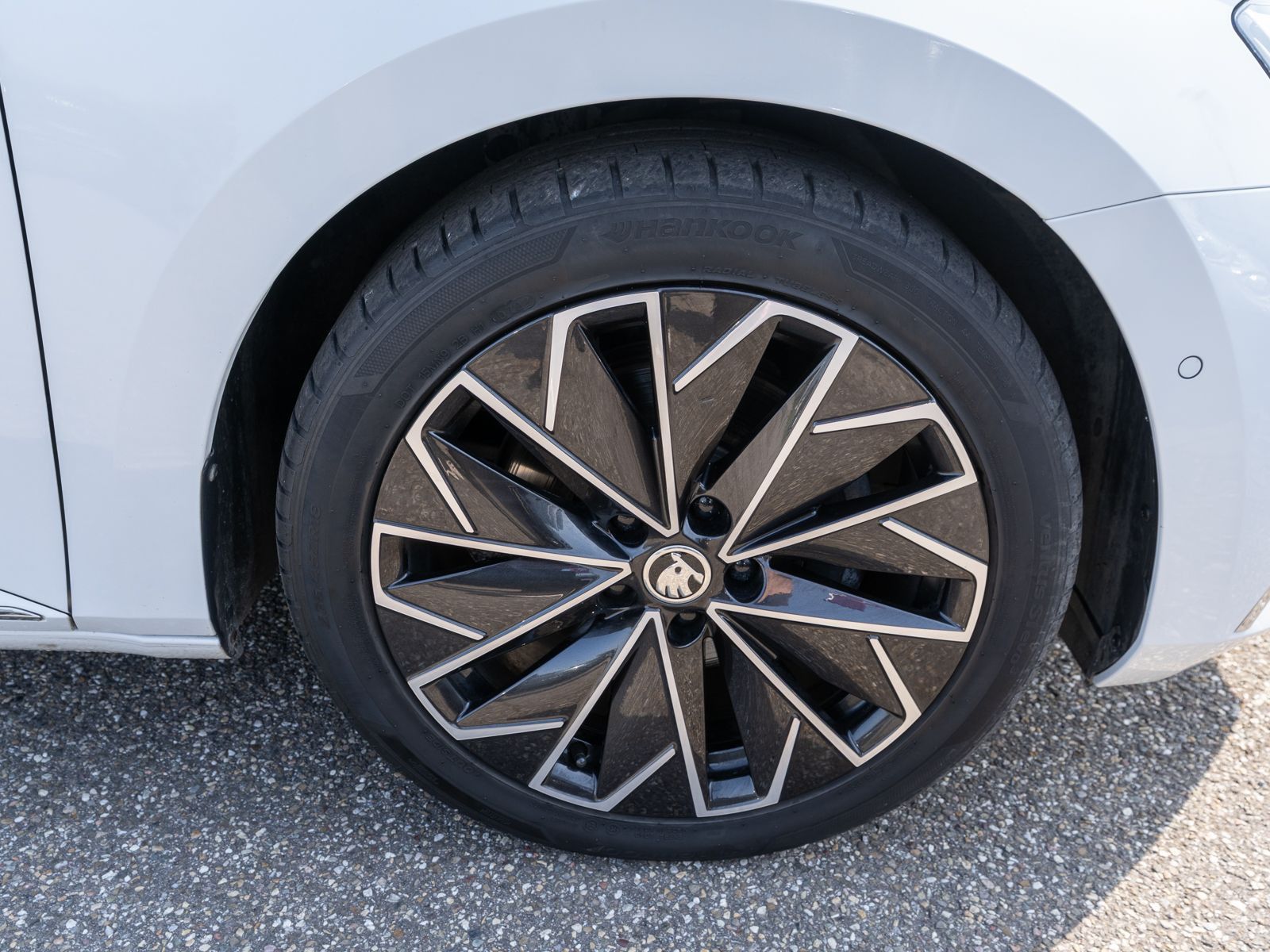 Fahrzeugabbildung SKODA Superb Combi L&K 4x4 2.0TDI DSG LED Navi RFK AHK