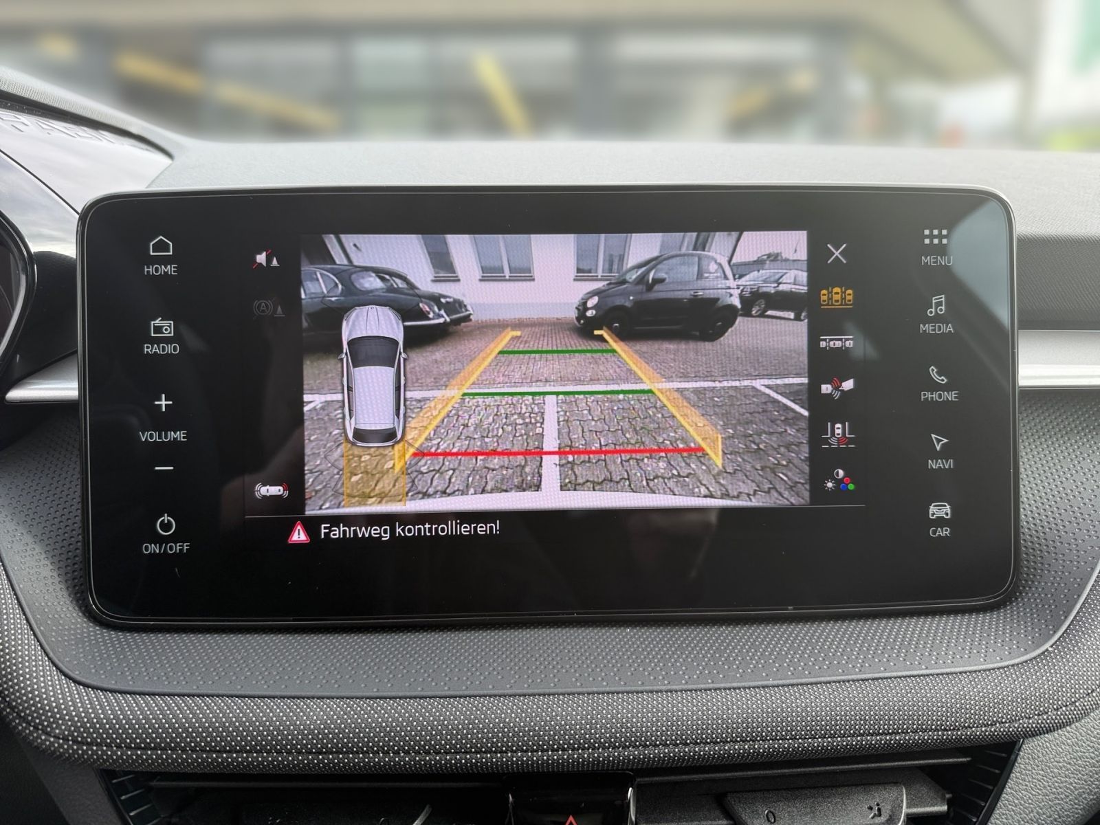 Fahrzeugabbildung SKODA Fabia Tour 1,0 TSI 115PS DSG ACC SHZ Kamera PDC