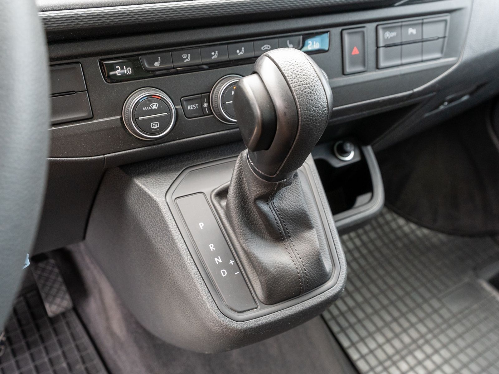 Fahrzeugabbildung Volkswagen T6.1 Multivan Trendline 2.0TDI DSG Navi PDC v+h