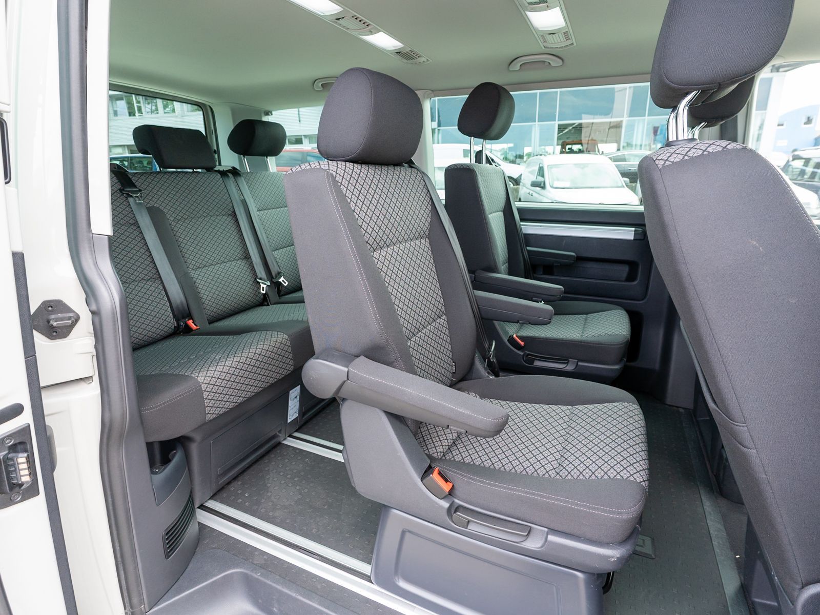 Fahrzeugabbildung Volkswagen T6.1 Multivan Trendline 2.0TDI DSG Navi PDC v+h