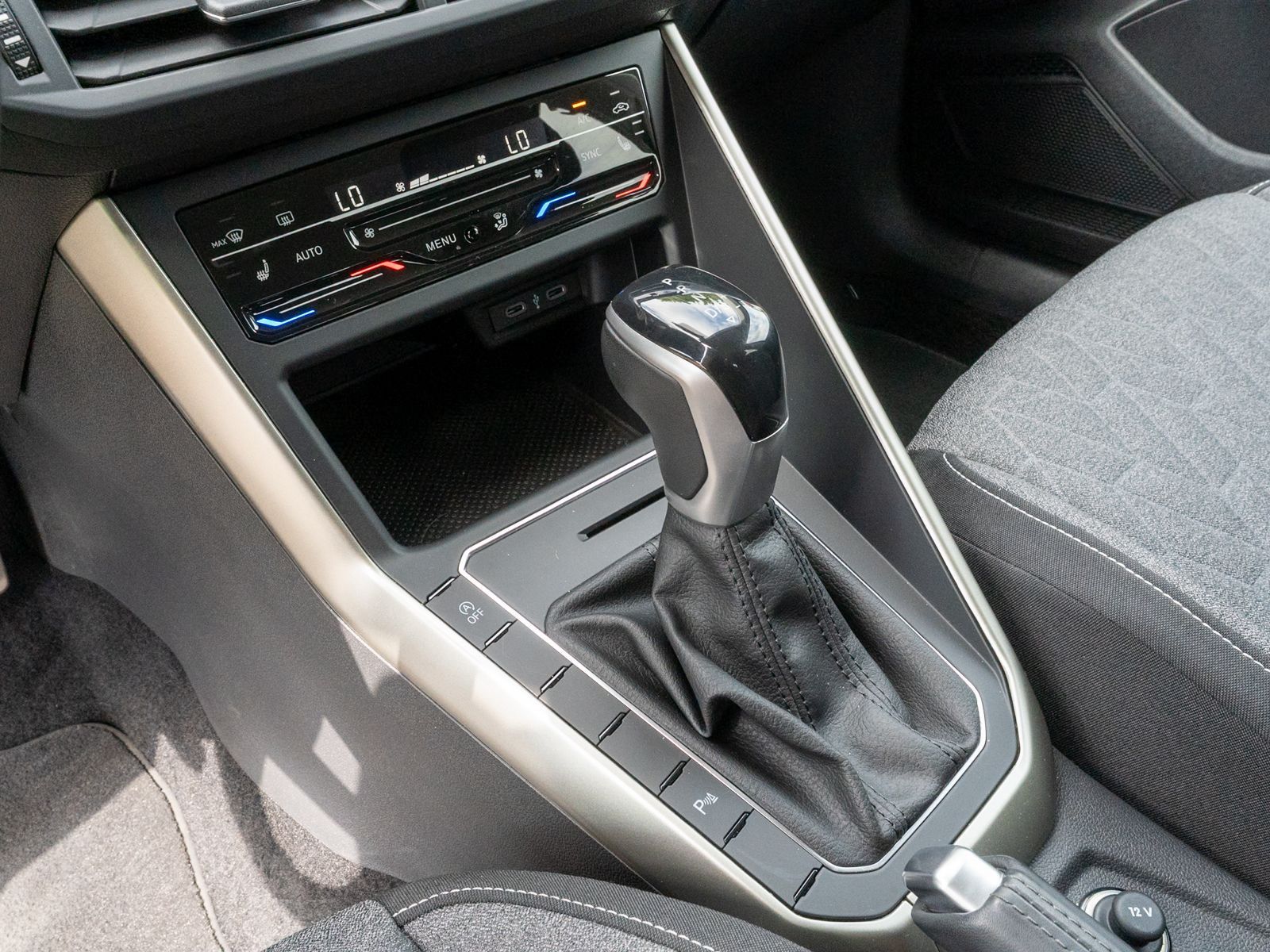 Fahrzeugabbildung Volkswagen Taigo MOVE 1.5TSI DSG LED Navi PDC SHZ AHK VC