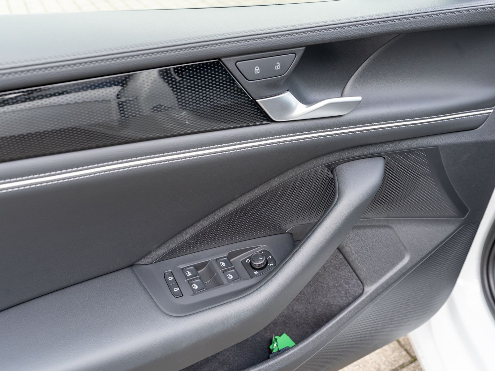 Fahrzeugabbildung Volkswagen Passat Variant Business 2.0TDI DSG LED Navi AHK