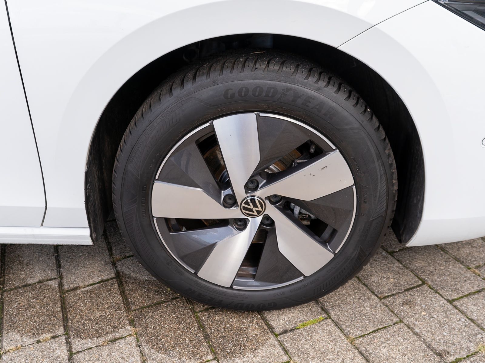 Fahrzeugabbildung Volkswagen Passat Variant Business 2.0TDI DSG LED Navi AHK