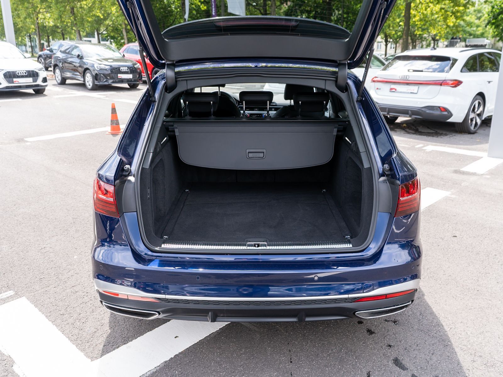 Fahrzeugabbildung Audi A4 Avant S line 40TDI quattro Navi LED AHK B&O