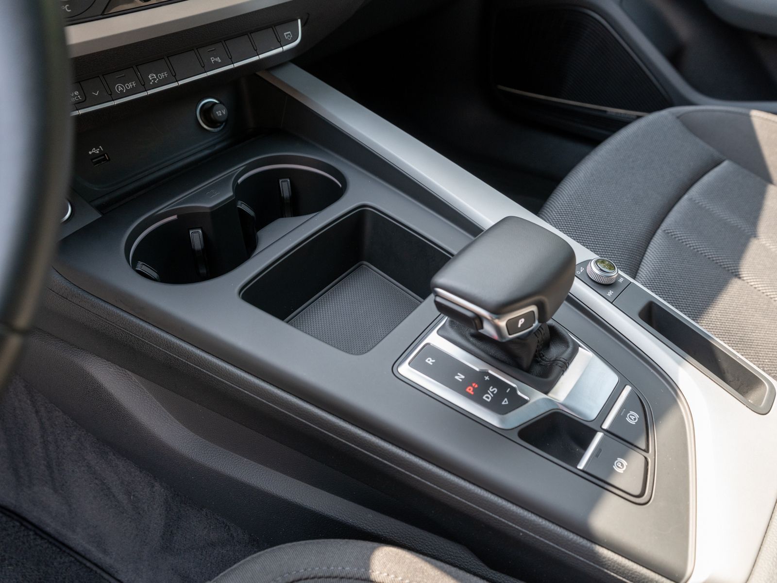 Fahrzeugabbildung Audi A4 Avant S line 40TDI quattro Navi Matrix Pano V