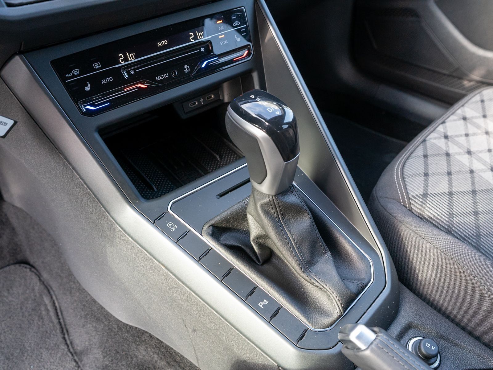 Fahrzeugabbildung Volkswagen Taigo R-Line 1.5 TSI DSG LED Navi RFK ACC VC AHK