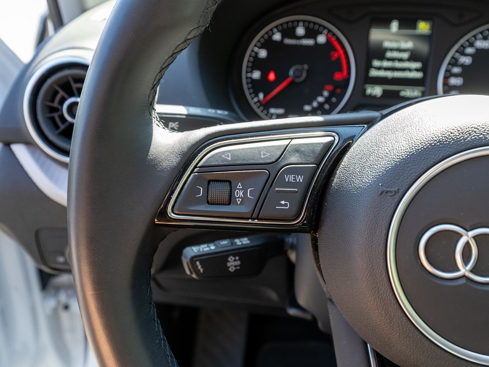 Fahrzeugabbildung Audi Q2 35TFSI Stronic LED Navi RFK PDC SHZ