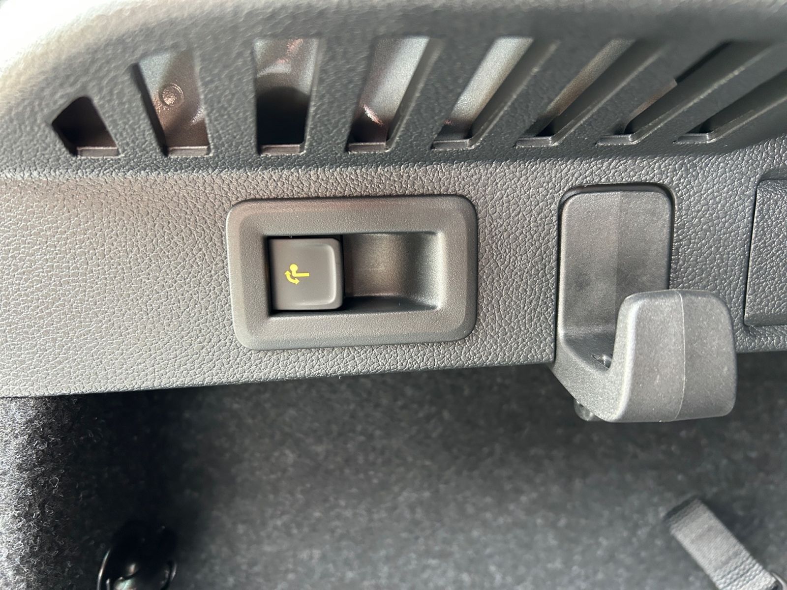 Fahrzeugabbildung SKODA Kamiq Tour 1,0 TSI 116PS DSG ACC LED RFK SHZ AHK
