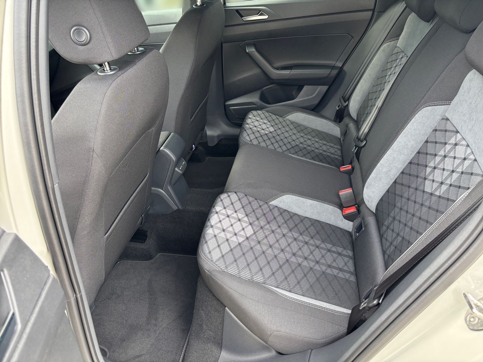 Fahrzeugabbildung Volkswagen Taigo R-Line 1.0 l TSI 116 PS DSG IQ.DRIVE Kamer