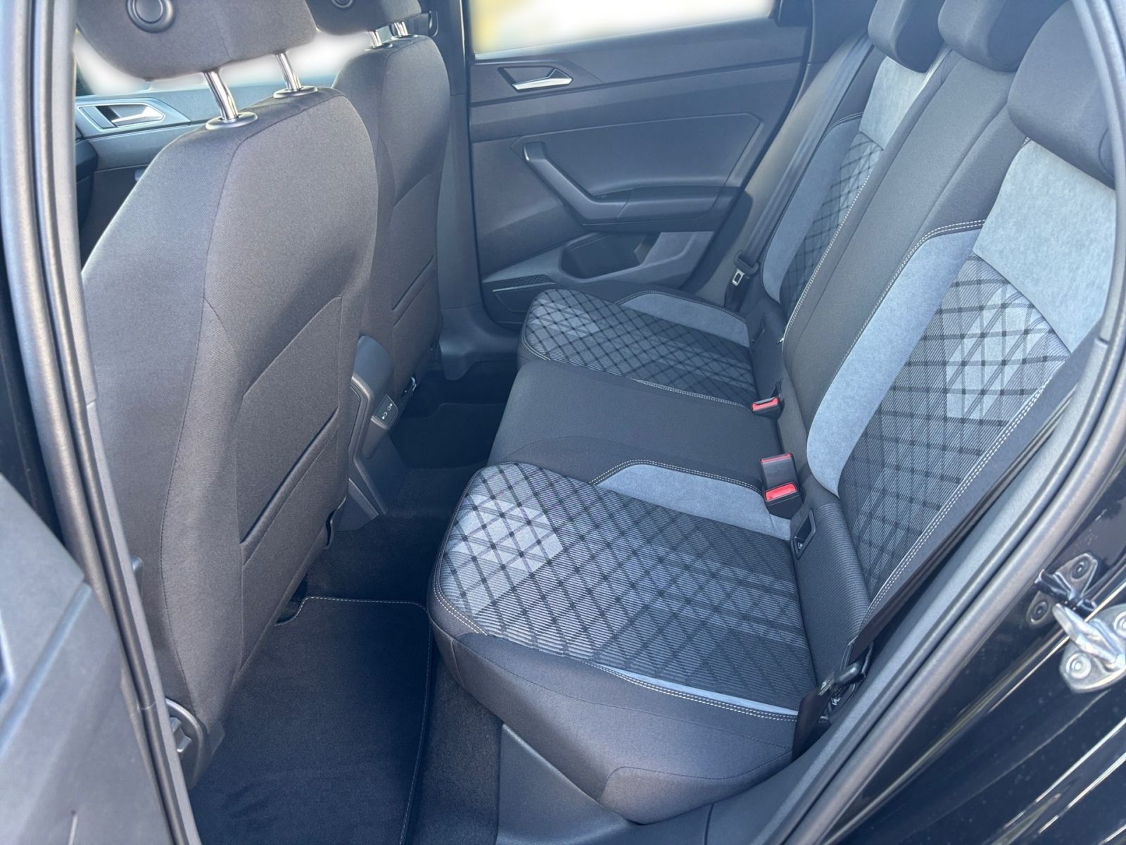 Fahrzeugabbildung Volkswagen Taigo R-Line 1.5TSI DSG AHK Klima Rückfahrkamera