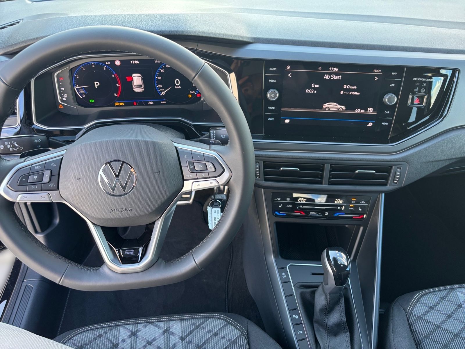 Fahrzeugabbildung Volkswagen Taigo R-Line 1.5TSI DSG AHK Klima Rückfahrkamera