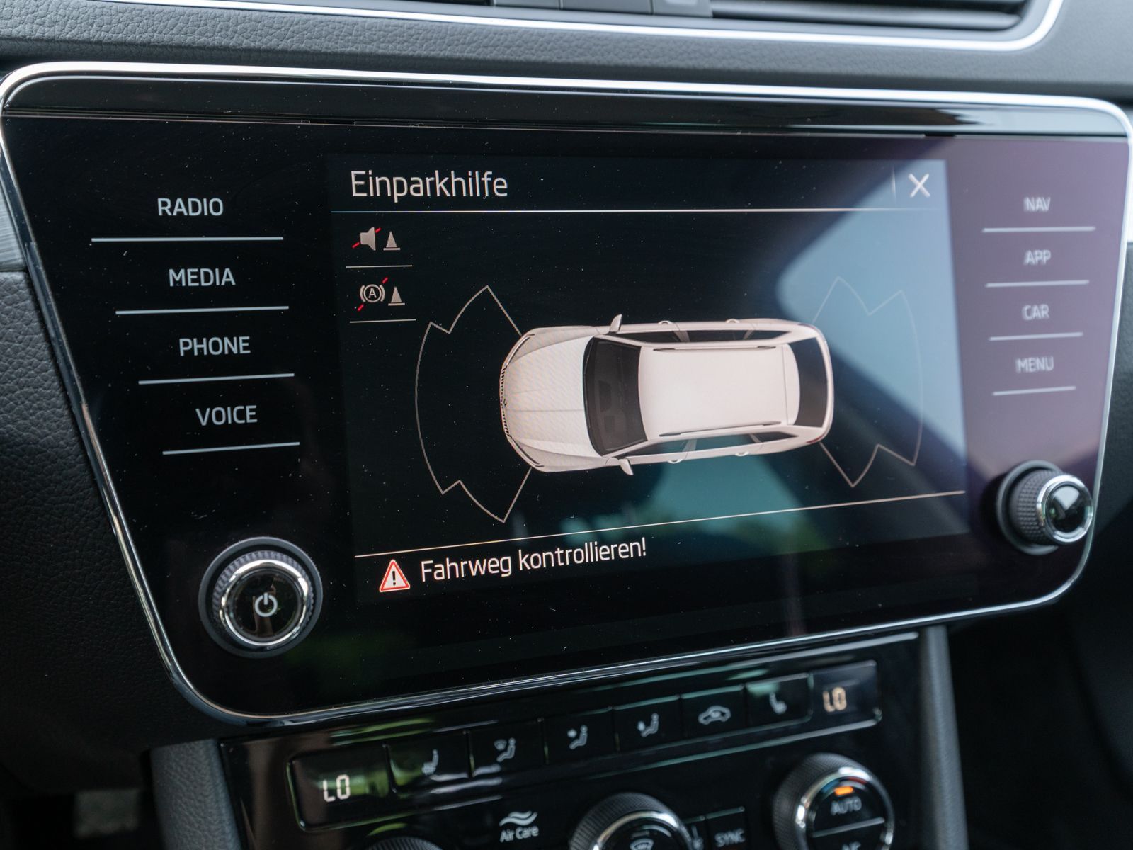 Fahrzeugabbildung SKODA Superb iV Combi Ambition 1.4TSI LED Navi PDC AHK
