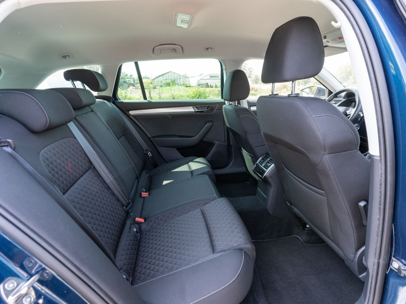 Fahrzeugabbildung SKODA Superb iV Combi Ambition 1.4TSI LED Navi PDC AHK