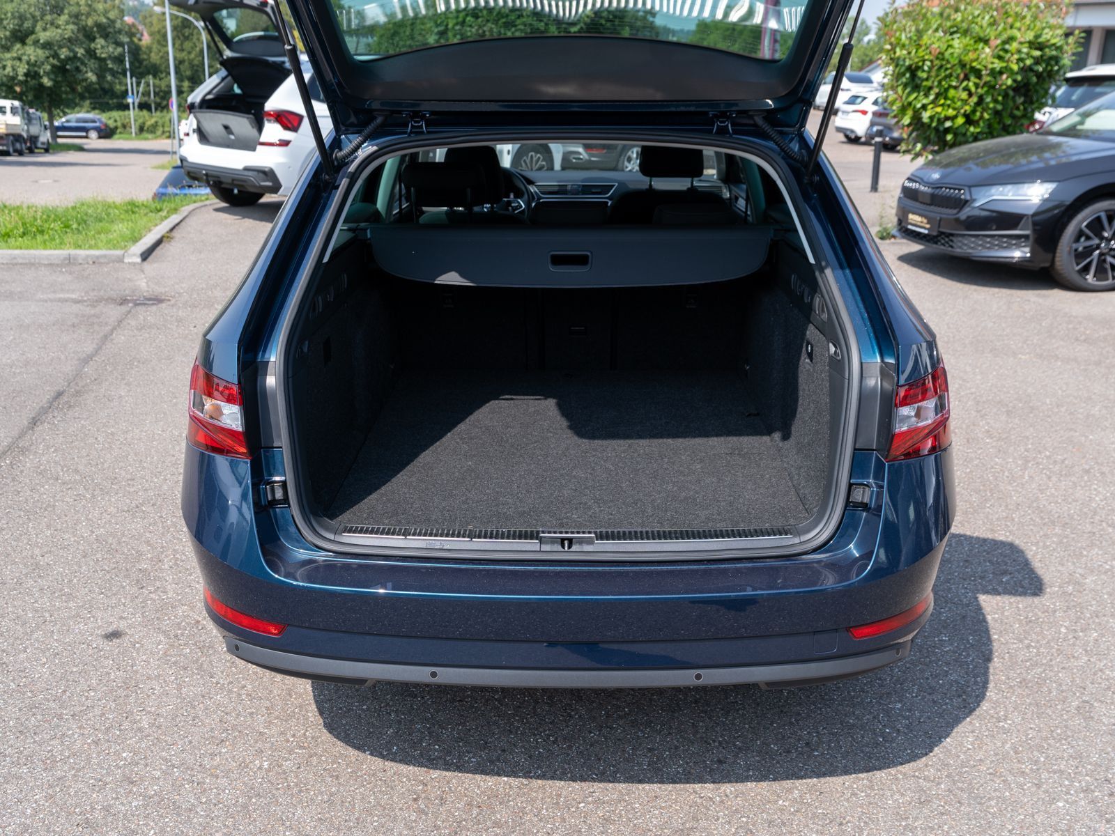 Fahrzeugabbildung SKODA Superb iV Combi Ambition 1.4TSI LED Navi PDC AHK