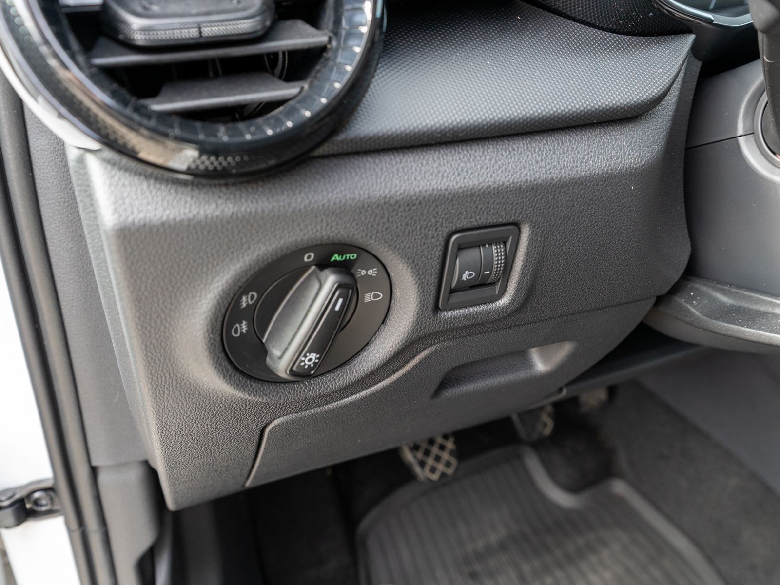 Fahrzeugabbildung SKODA Fabia Essence 1.0 MPI Klima Bluetooth PDC