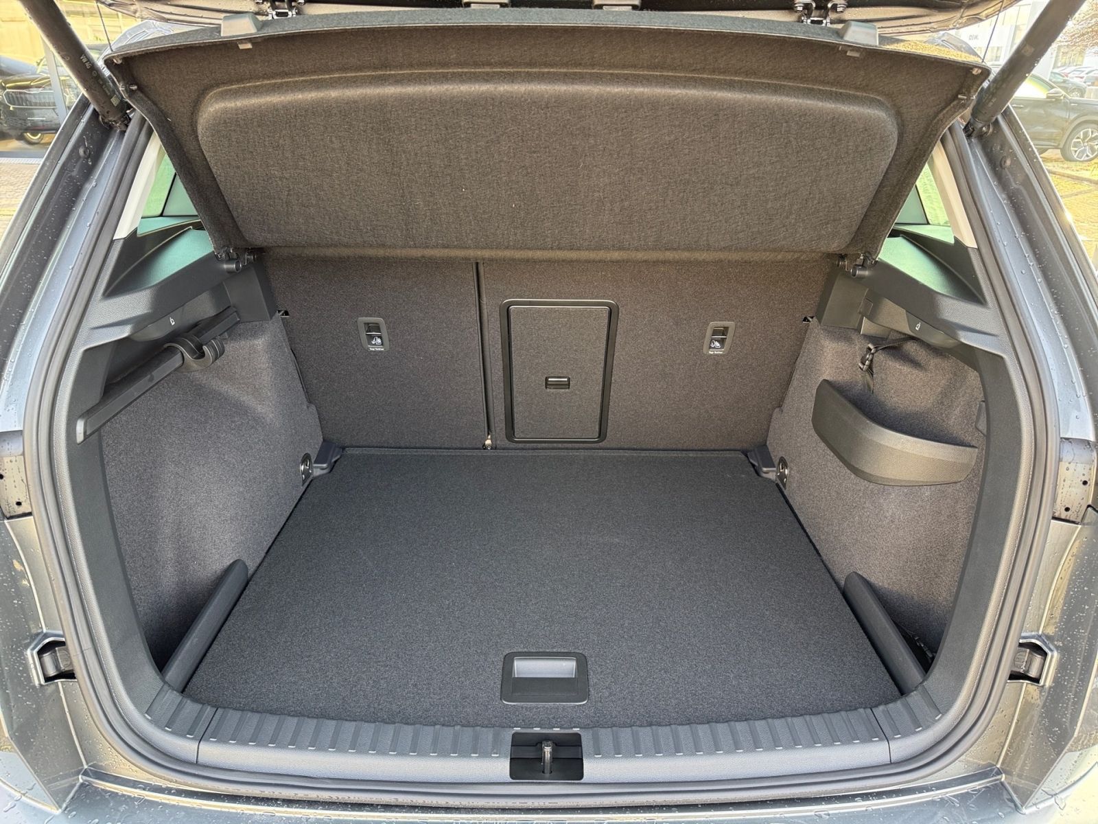 Fahrzeugabbildung SKODA Karoq Tour 1,5 TSI 150PS Schaltgetriebe ACC AHK