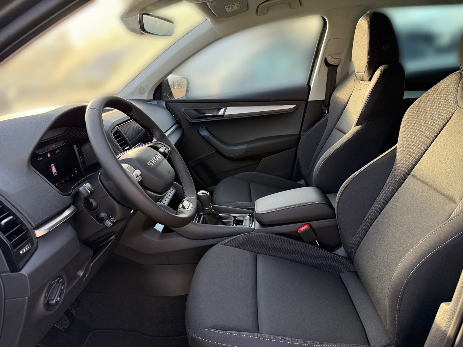 Fahrzeugabbildung SKODA Karoq Tour 1,5 TSI 150PS Schaltgetriebe ACC AHK