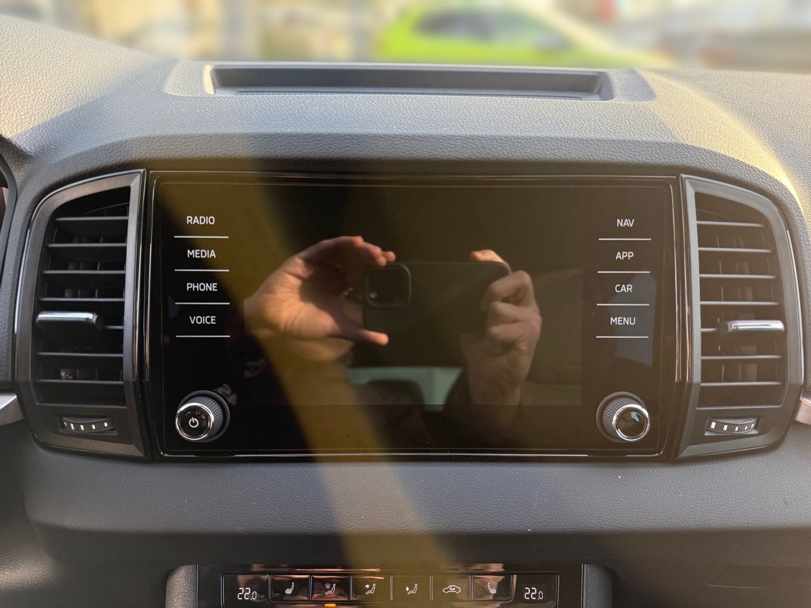 Fahrzeugabbildung SKODA Karoq Tour 1,5 TSI 150PS Schaltgetriebe ACC AHK