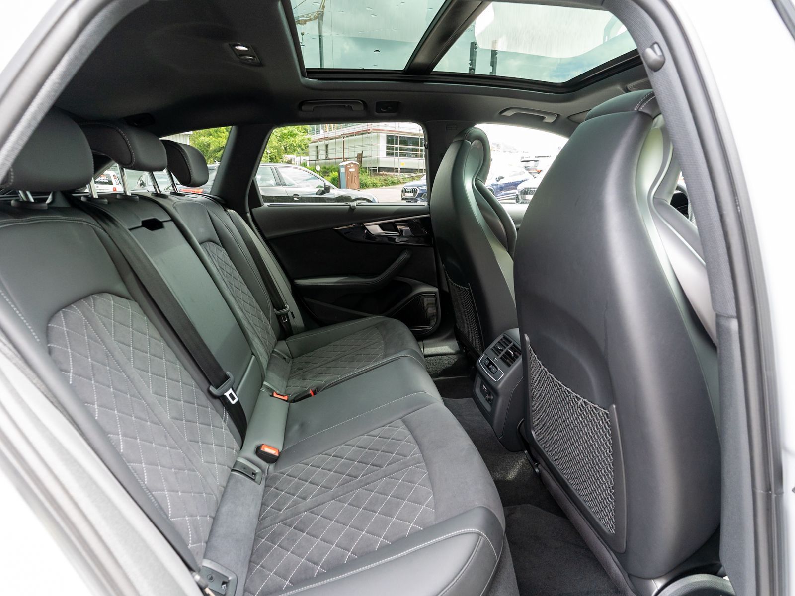 Fahrzeugabbildung Audi RS4 Avant 2.9 TFSI quattro Navi Matrix Pano HUD