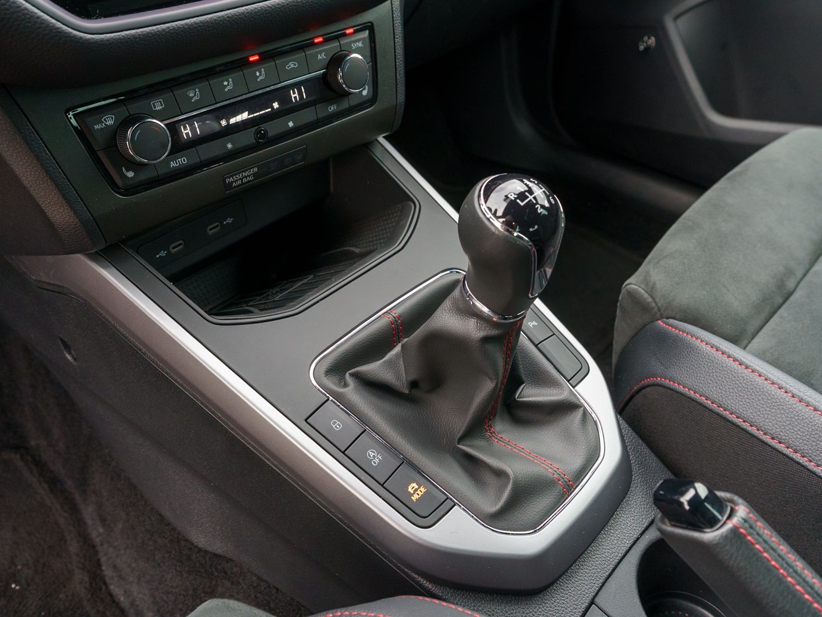 Fahrzeugabbildung SEAT Arona FR-Line 1.0TSI 6-Gang Navi LED VC ACC RFK