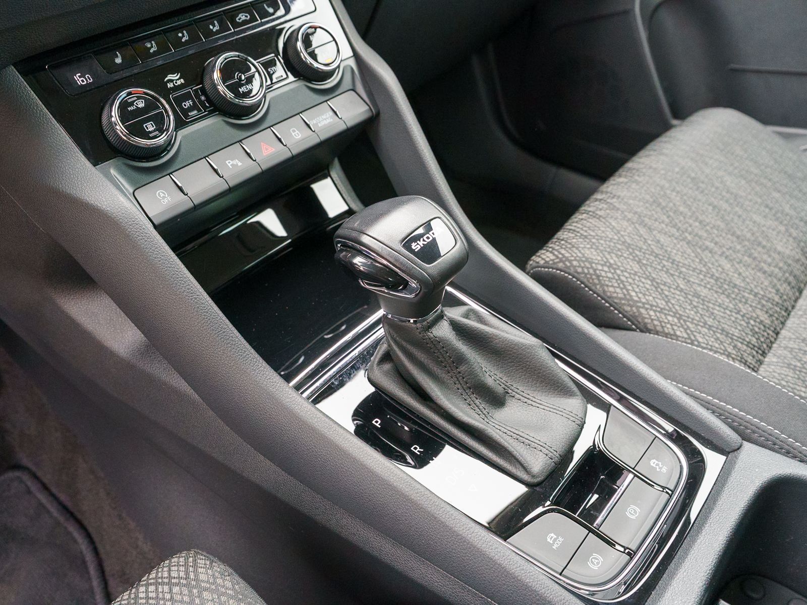 Fahrzeugabbildung SKODA Karoq Style 1.5 TSI DSG Navi LED ACC RFK AHK VC