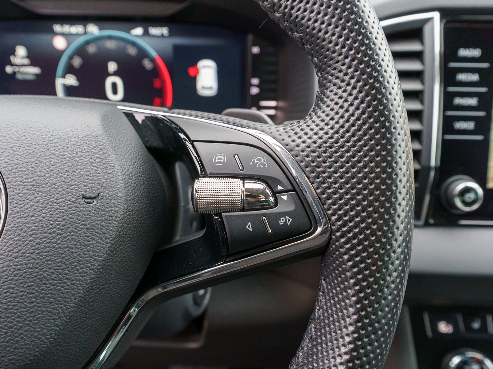 Fahrzeugabbildung SKODA Karoq Style 1.5 TSI DSG Navi LED ACC RFK AHK VC