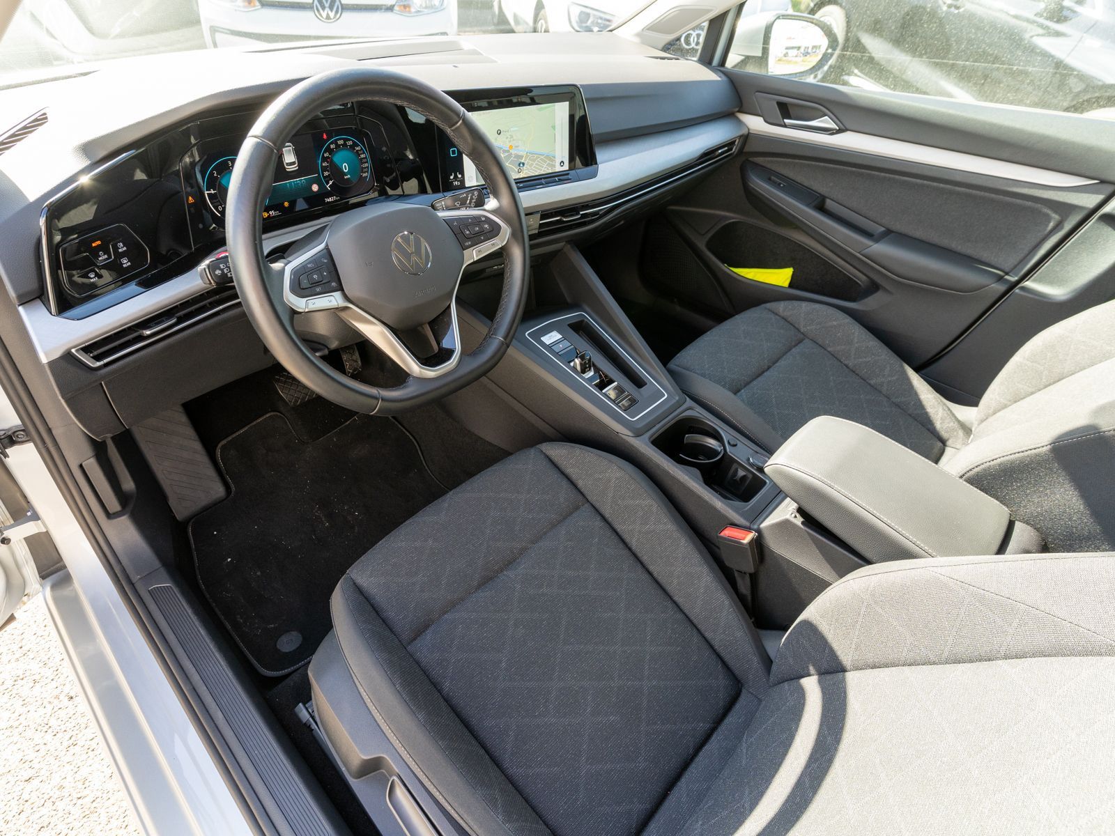 Fahrzeugabbildung Volkswagen Golf Variant Life 2.0TDI DSG LED Nav PDC SHZ ACC