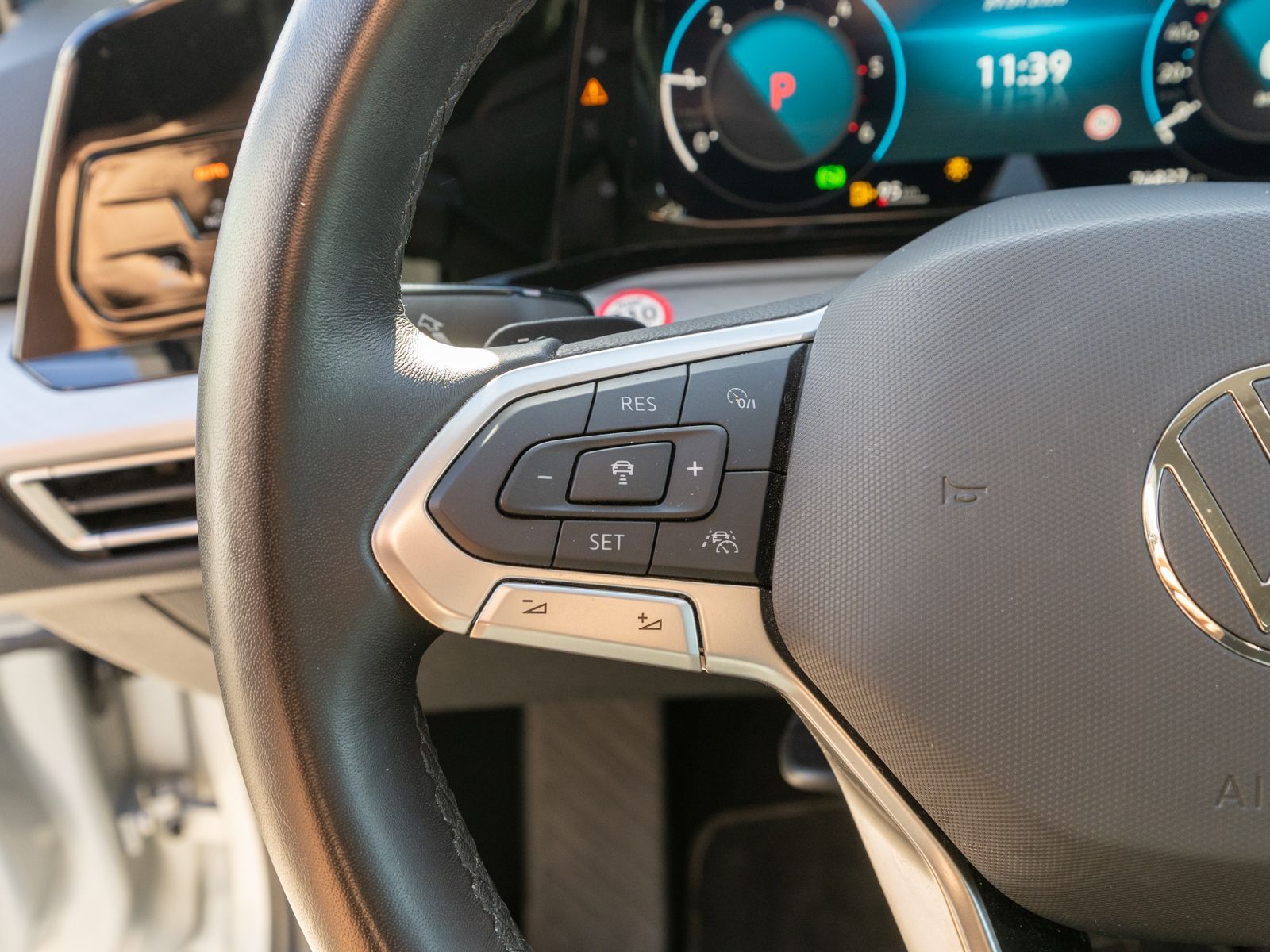 Fahrzeugabbildung Volkswagen Golf Variant Life 2.0TDI DSG LED Nav PDC SHZ ACC