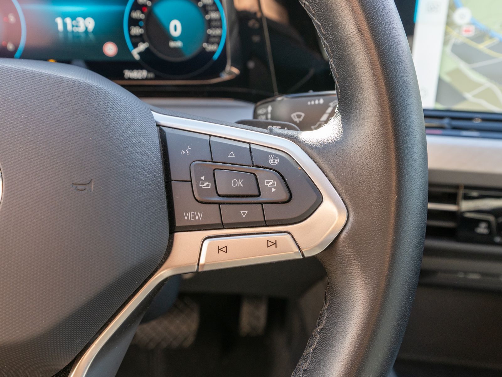 Fahrzeugabbildung Volkswagen Golf Variant Life 2.0TDI DSG LED Nav PDC SHZ ACC