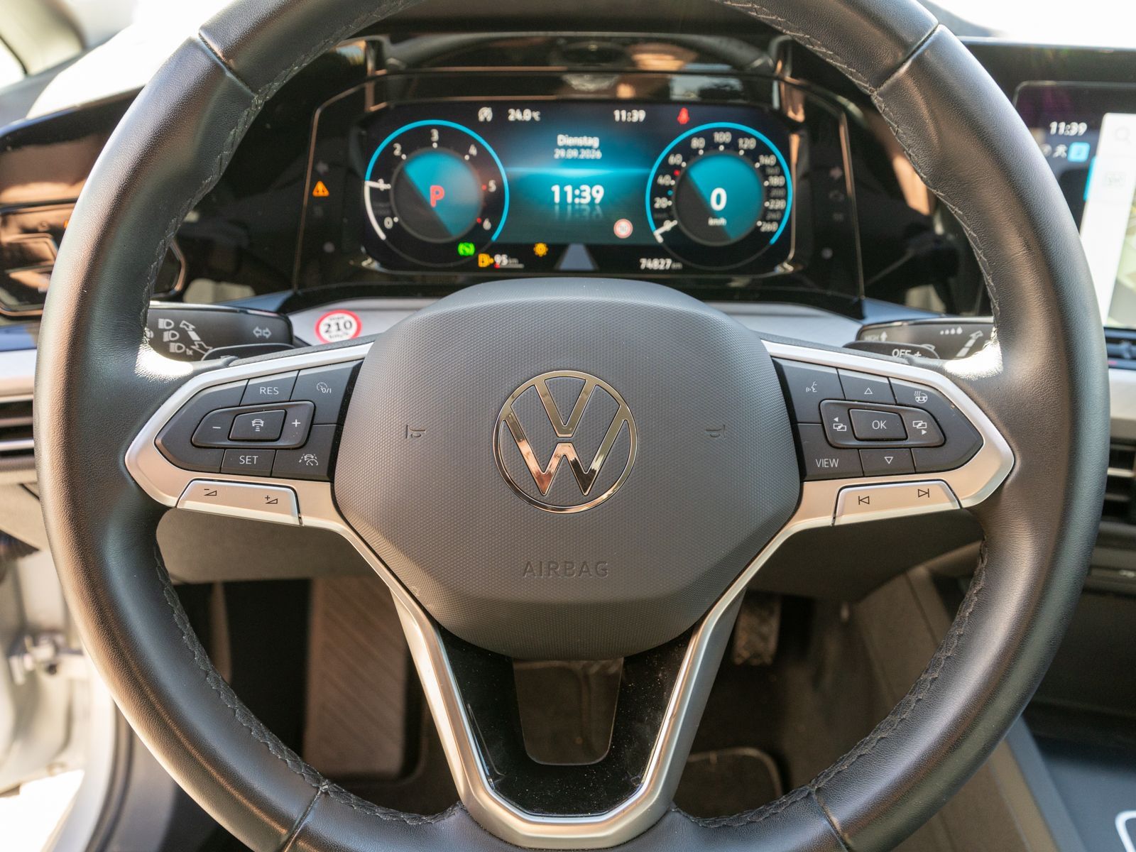 Fahrzeugabbildung Volkswagen Golf Variant Life 2.0TDI DSG LED Nav PDC SHZ ACC