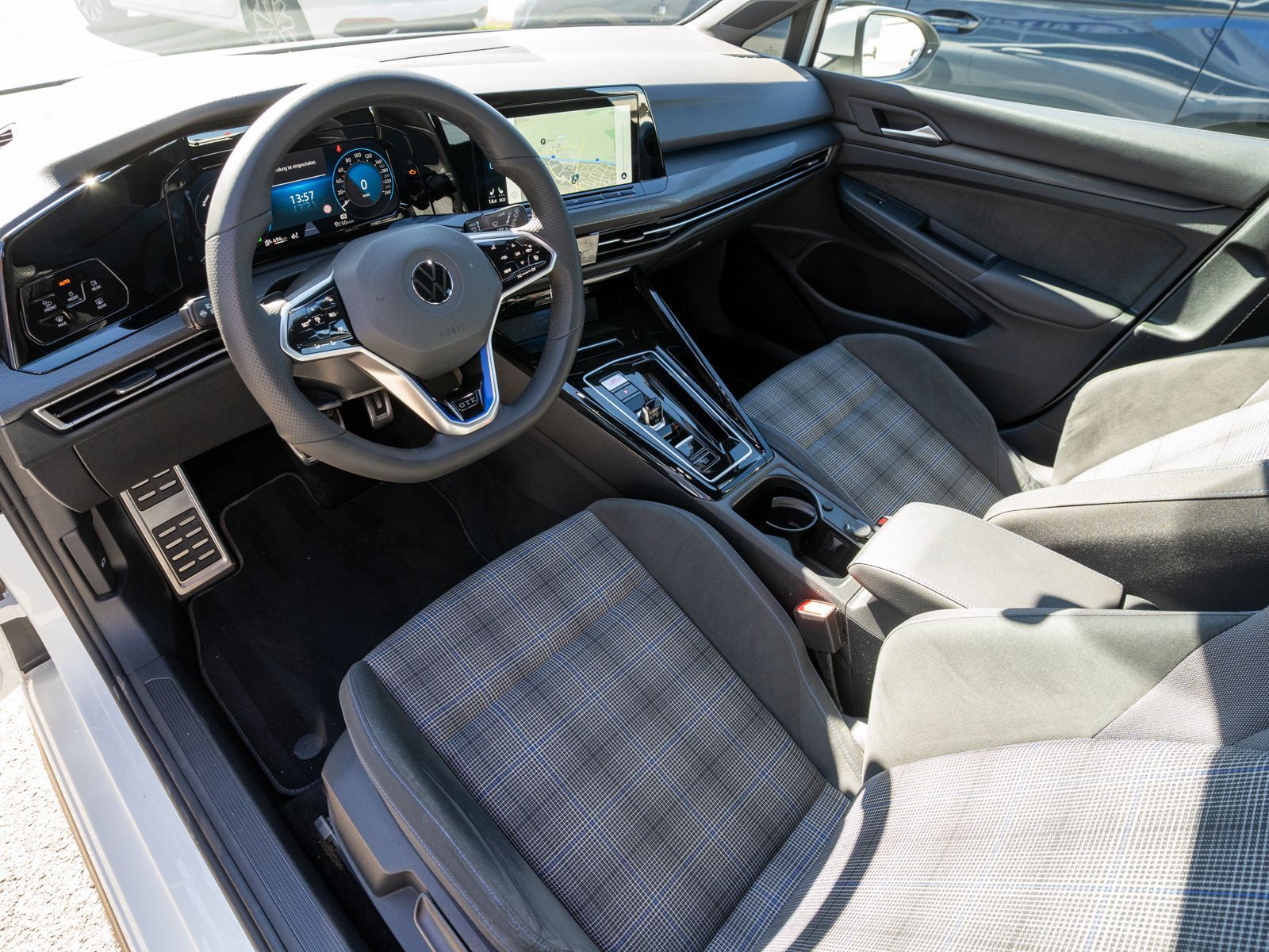 Fahrzeugabbildung Volkswagen Golf GTE 1.4TSI eHybrid DSG LED Navi ACC AHK