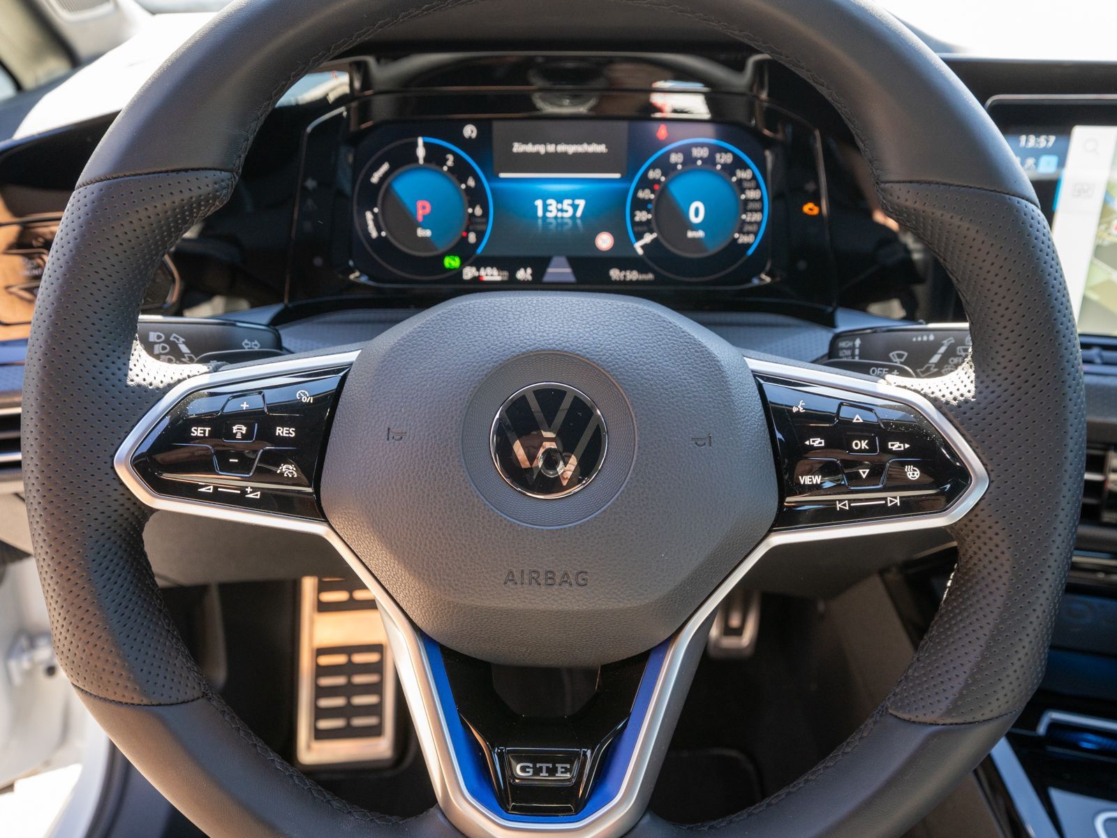 Fahrzeugabbildung Volkswagen Golf GTE 1.4TSI eHybrid DSG LED Navi ACC AHK