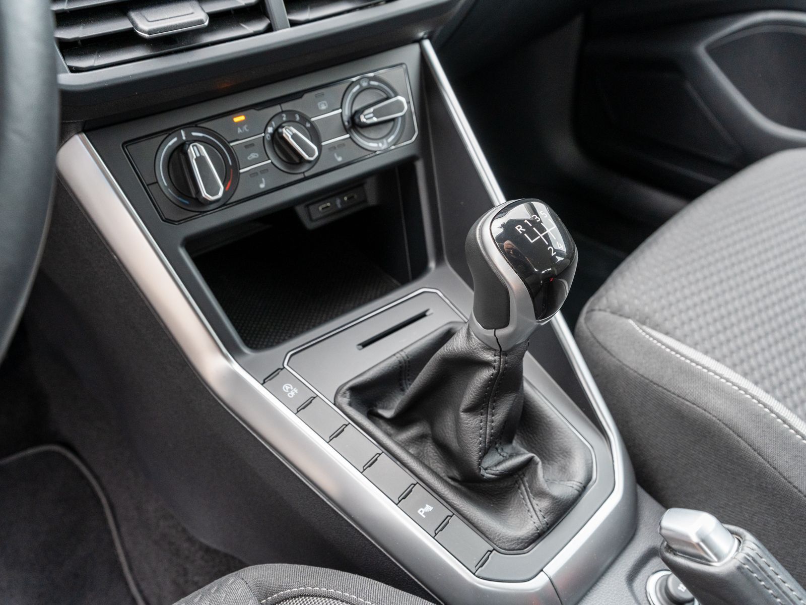 Fahrzeugabbildung Volkswagen Polo Life 1.0 MPI Klima LED VC SHZ PDC v/h