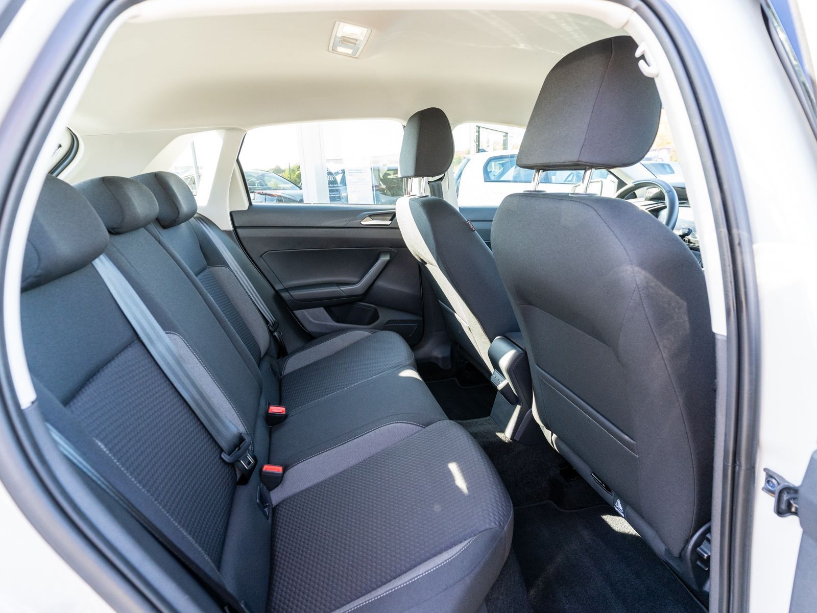 Fahrzeugabbildung Volkswagen Polo Life 1.0 MPI Klima LED VC PDC v/h