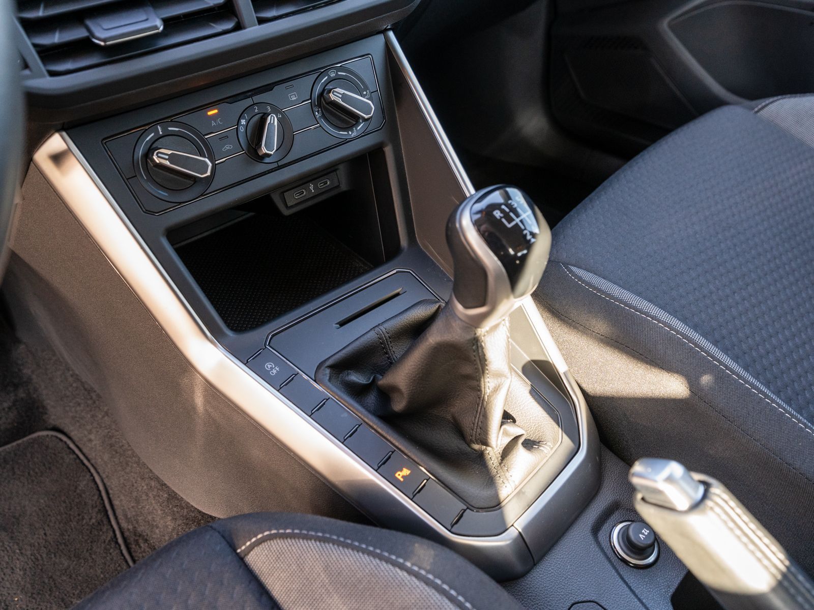 Fahrzeugabbildung Volkswagen Polo Life 1.0 MPI Klima LED VC PDC v/h